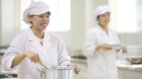 愛知学泉短期大学 【食物栄養学科】企業や自治体とコラボして商品・レシピ開発もできる!