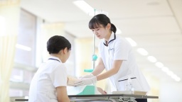 歯学部歯学科・保健医療学部看護学科の1年次の授業料を50％減額（朝日大学）