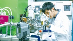 化学は世の中の問題を飛び越える道具。世界が大きく変わる時、そこにあるのは化学です。【応用化学科】（東京都市大学(旧校名：武蔵工業大学)）