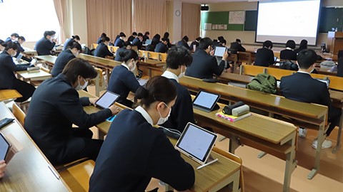 ハートランドしぎさん看護専門学校 2022年度新カリキュラムからは電子教科書も導入。机といすも新しくなりました。