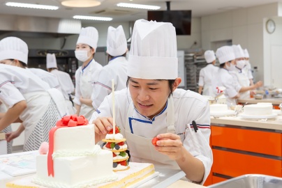 名古屋ユマニテク調理製菓専門学校 【製菓製パン本科】洋菓子・和菓子・製パンの3分野を学び、可能性を広げよう!