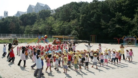 中部学院大学短期大学部 キャンパス内の附属幼稚園や子育て支援センターで日常的に子どもと関われる