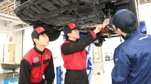 専門学校 中部国際自動車大学校 多彩なメーカーを扱う企業での現場実習!
