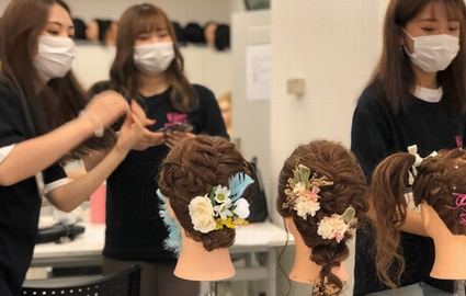ロゼ&ビューティー美容専門学院 美容師免許の取得を目指しながら、他の美容分野の勉強も一通り学べるので、 就職活動が有利に。